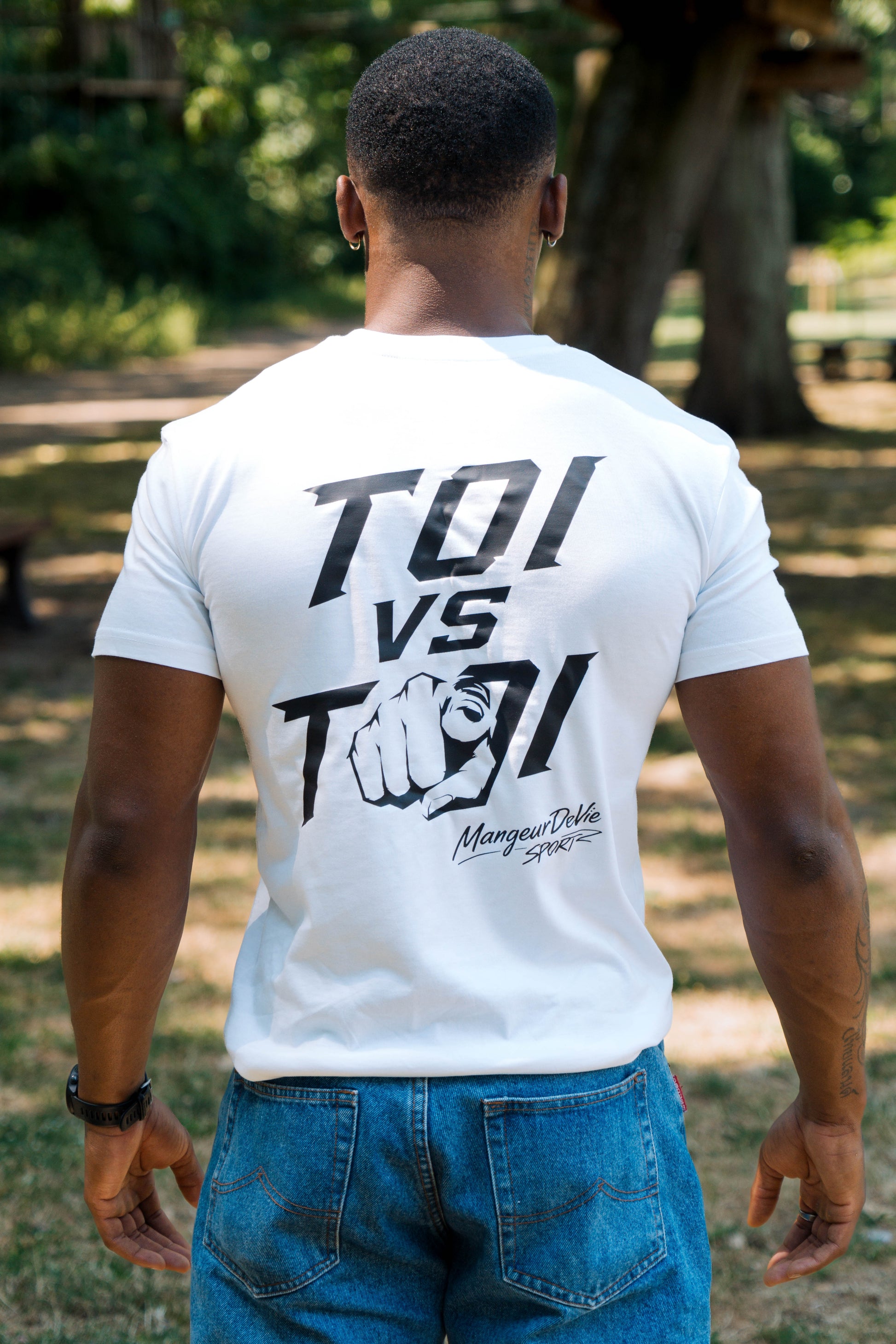T-shirt TOI VS TOI blanc porté en extérieur