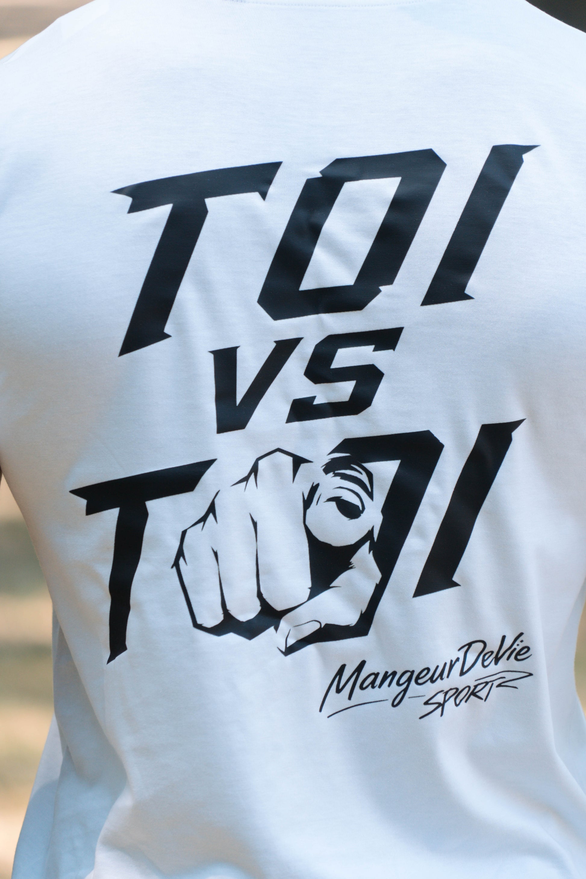 T-shirt TOI VS TOI blanc, tombé du vêtement