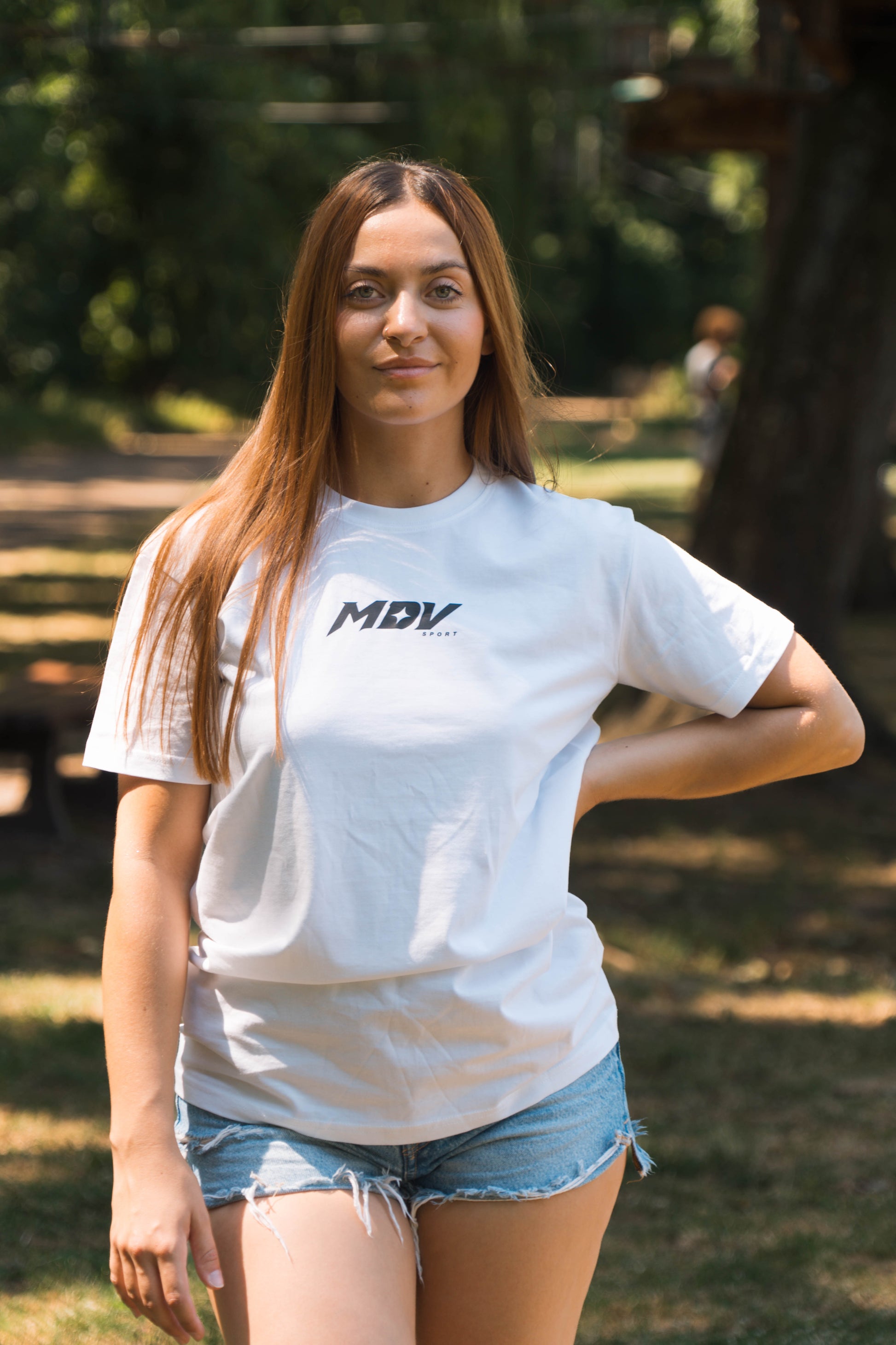 T-shirt TOI VS TOI blanc porté, coupe unisexe