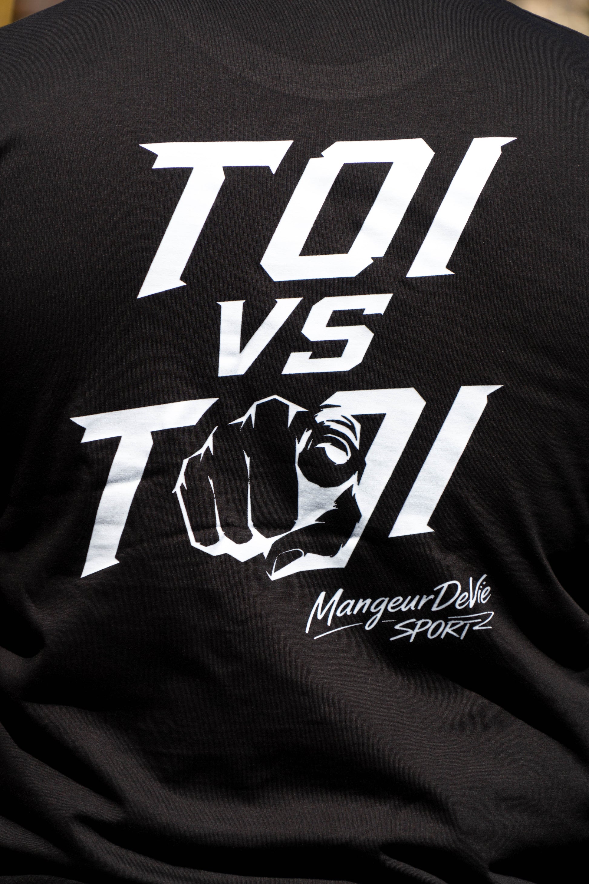 T-shirt TOI VS TOI noir porté en extérieur